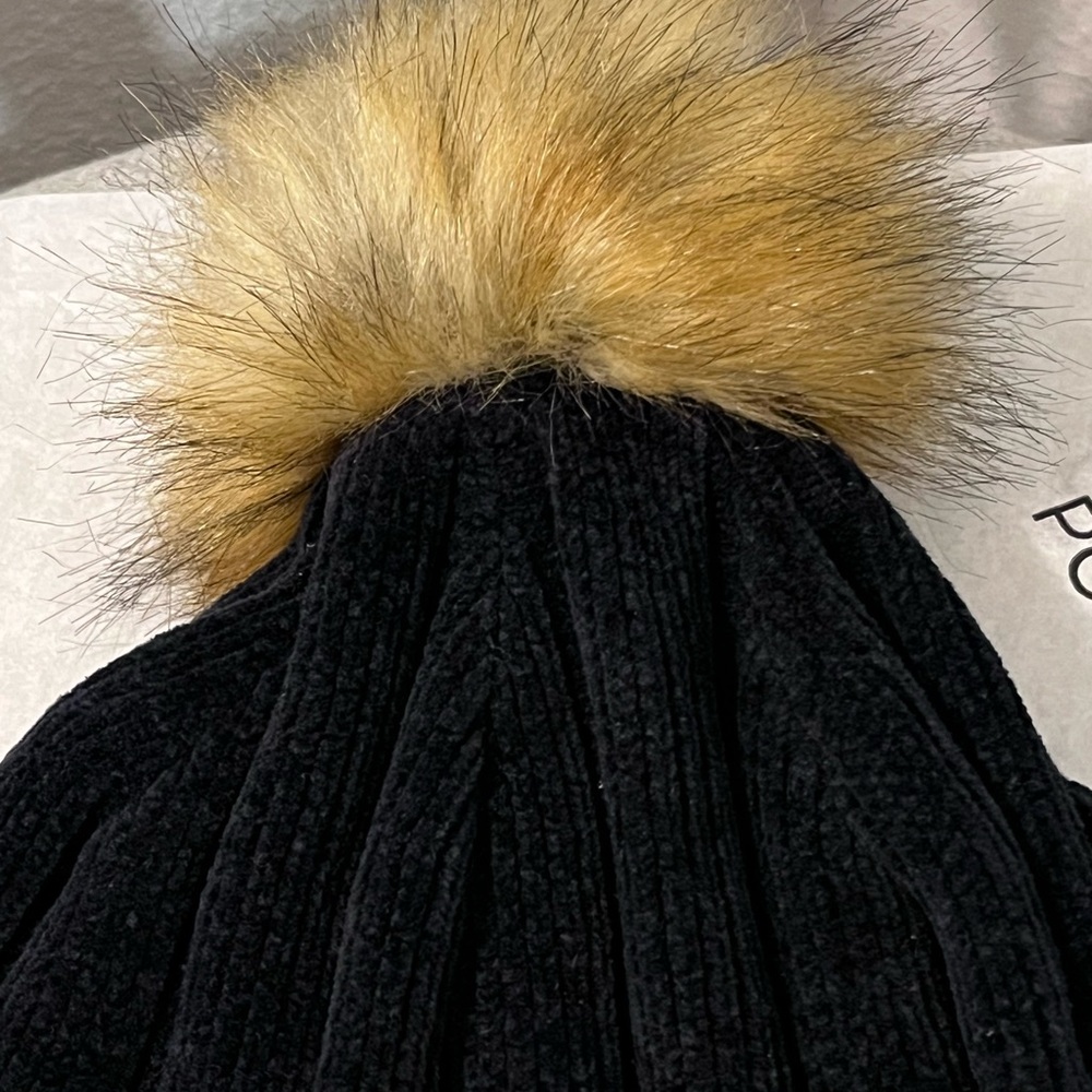 LULULEMON PRE-LOVED AUTHENTIC RETIRED WOMEN FAUX FUR POM POM BLACK WINTER WARM